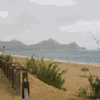 La spiaggia in una giornata umida e piovosa